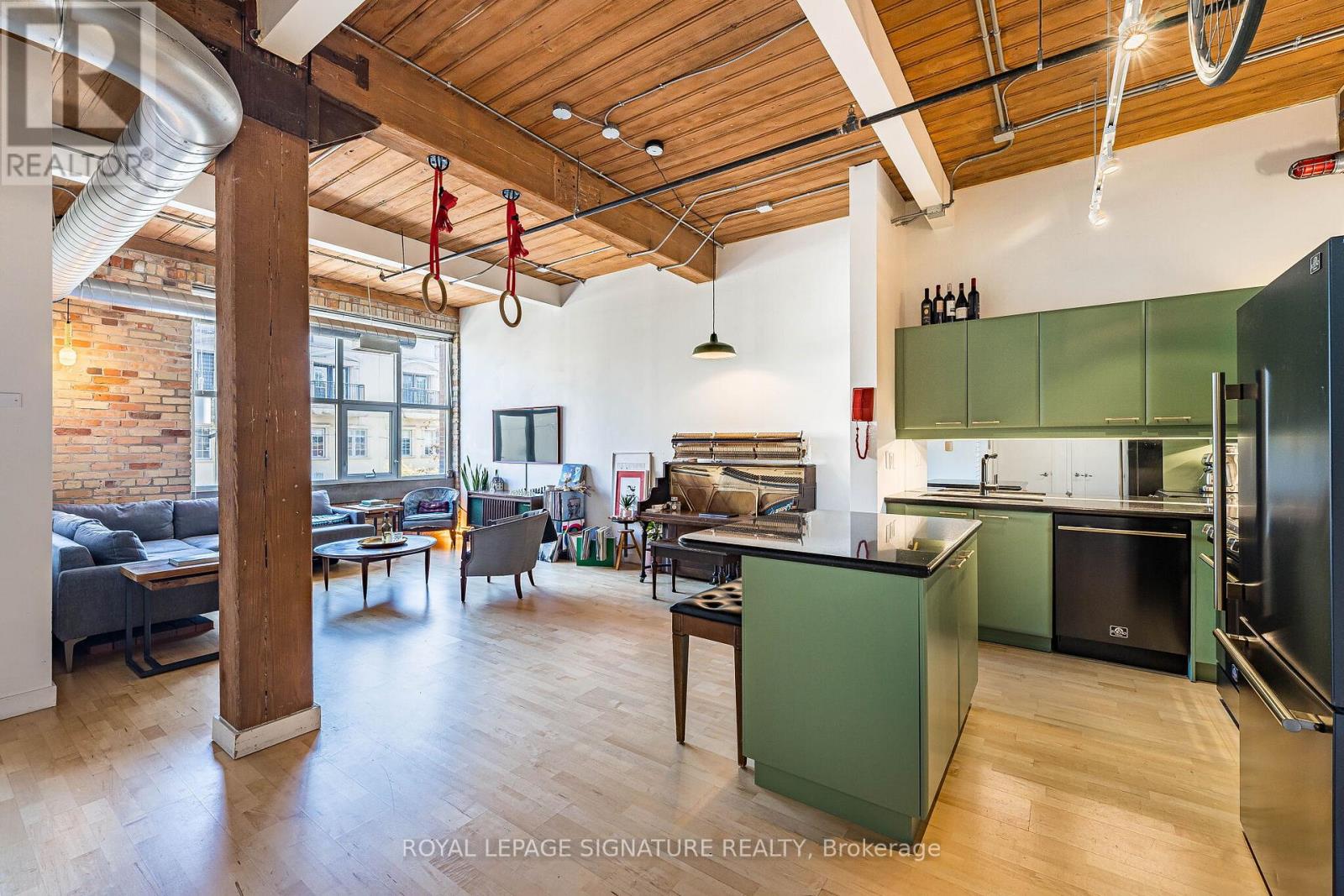 Photo of 955 Queen Street