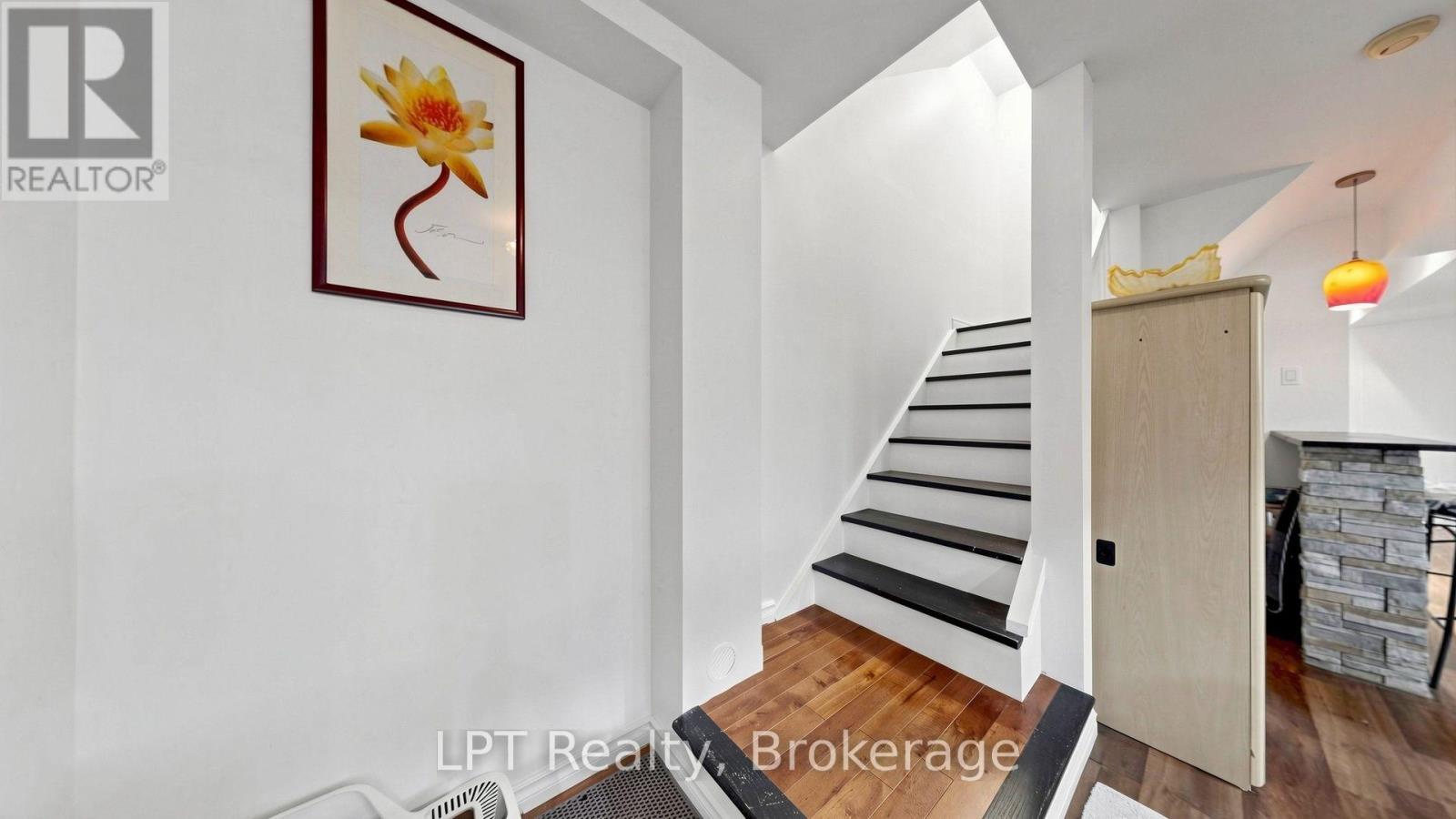 18 TAWN CRESCENT S - 25