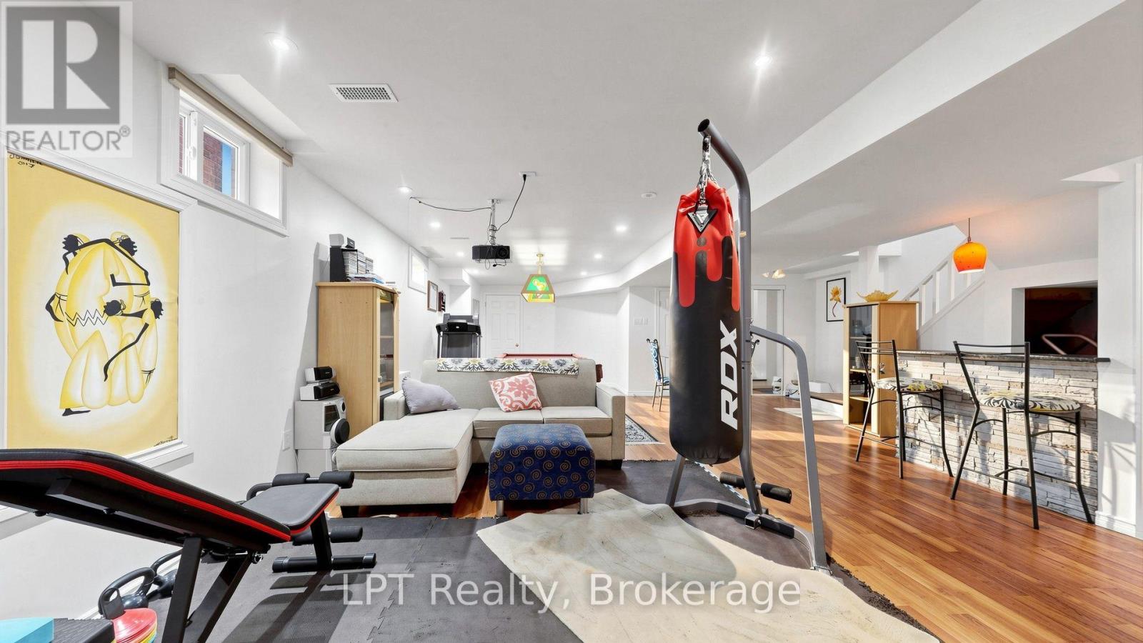 18 TAWN CRESCENT S - 28