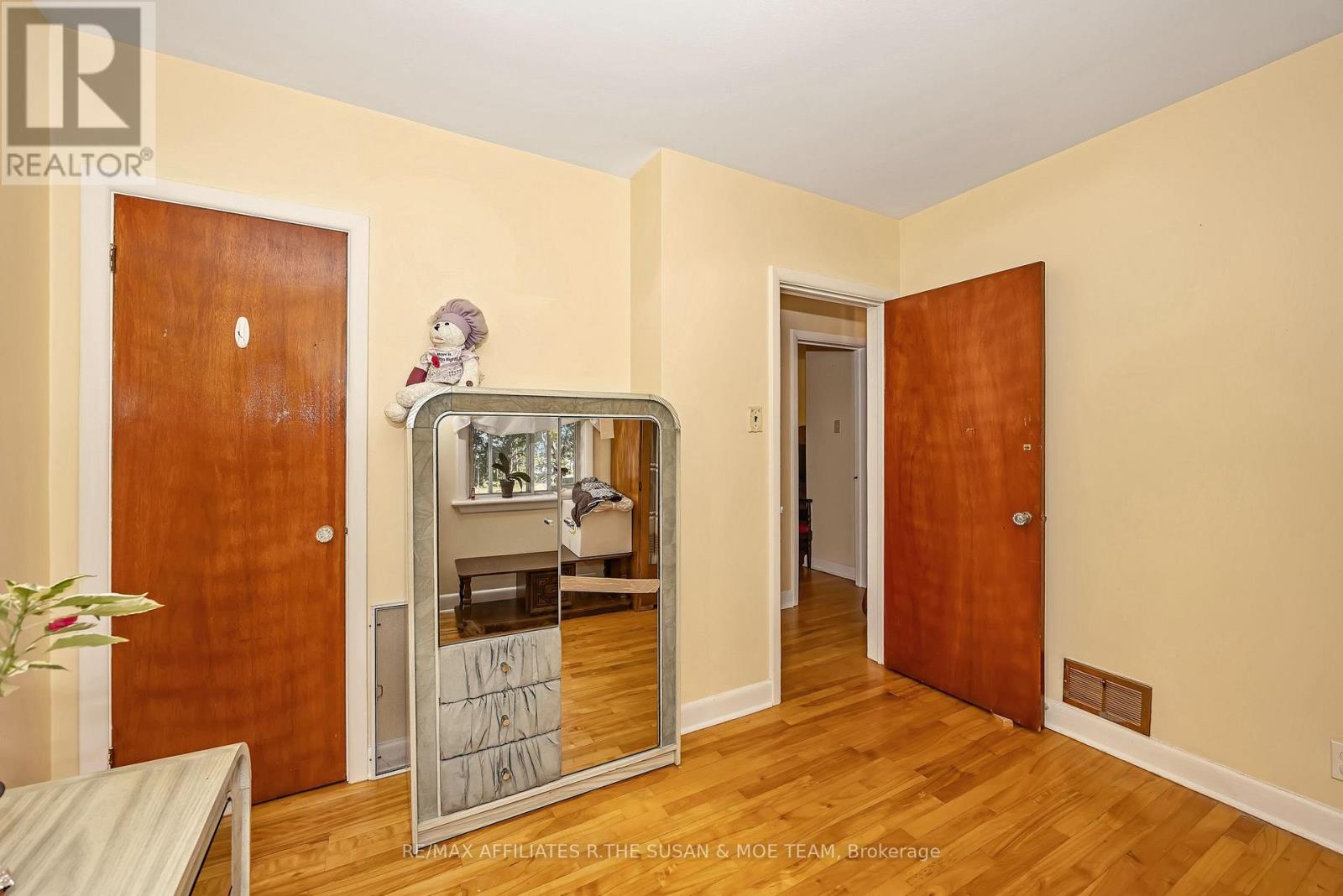131 OAKRIDGE BOULEVARD - Image 23