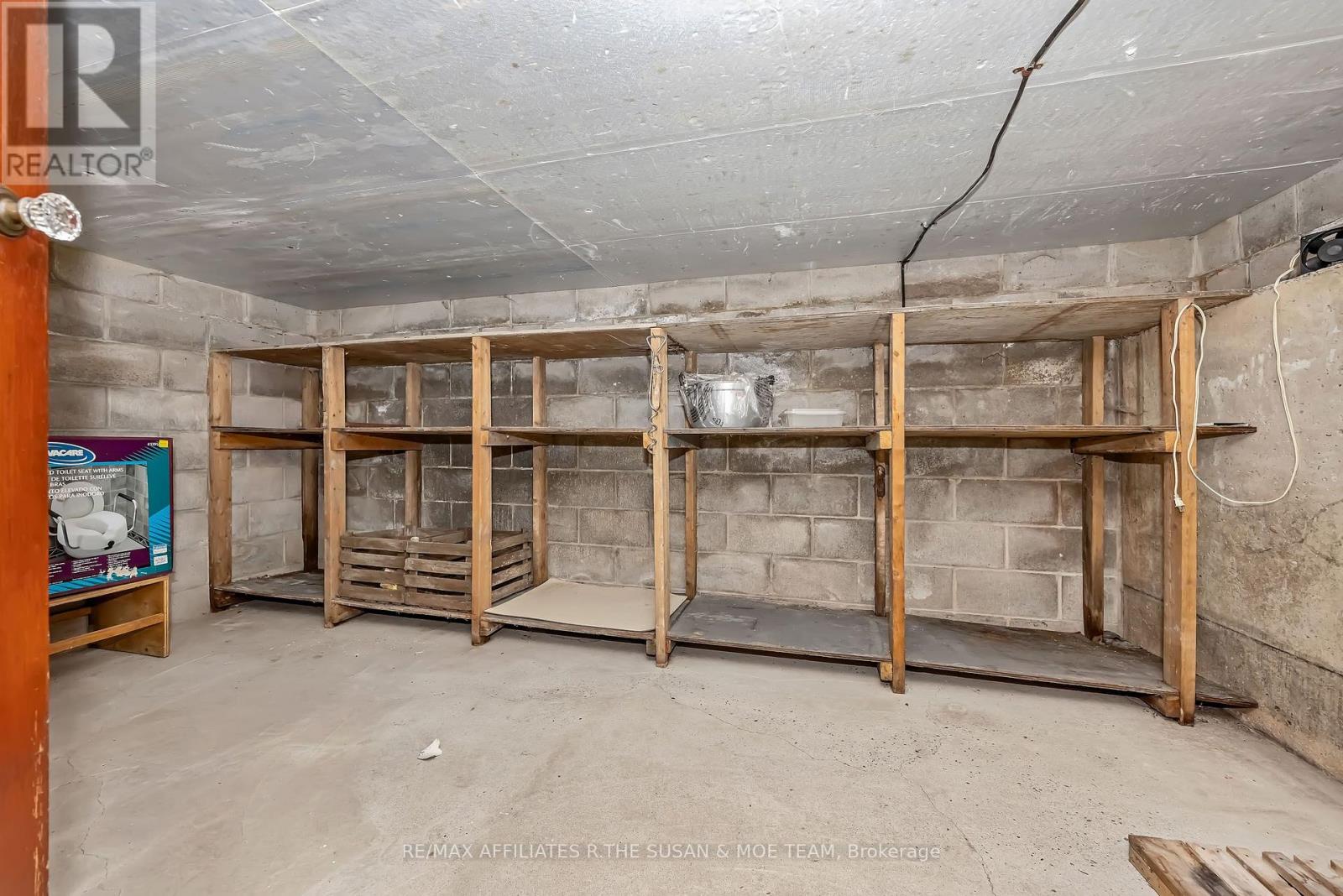 131 OAKRIDGE BOULEVARD - Image 37