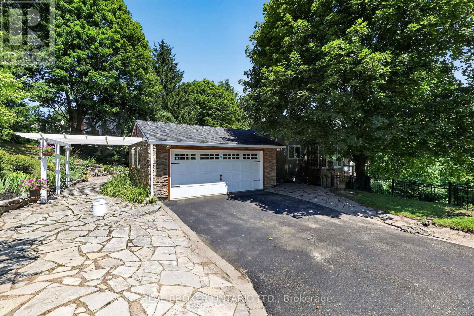 20417 CENTRE STREET, East Gwillimbury (Mt Albert) — photo 2