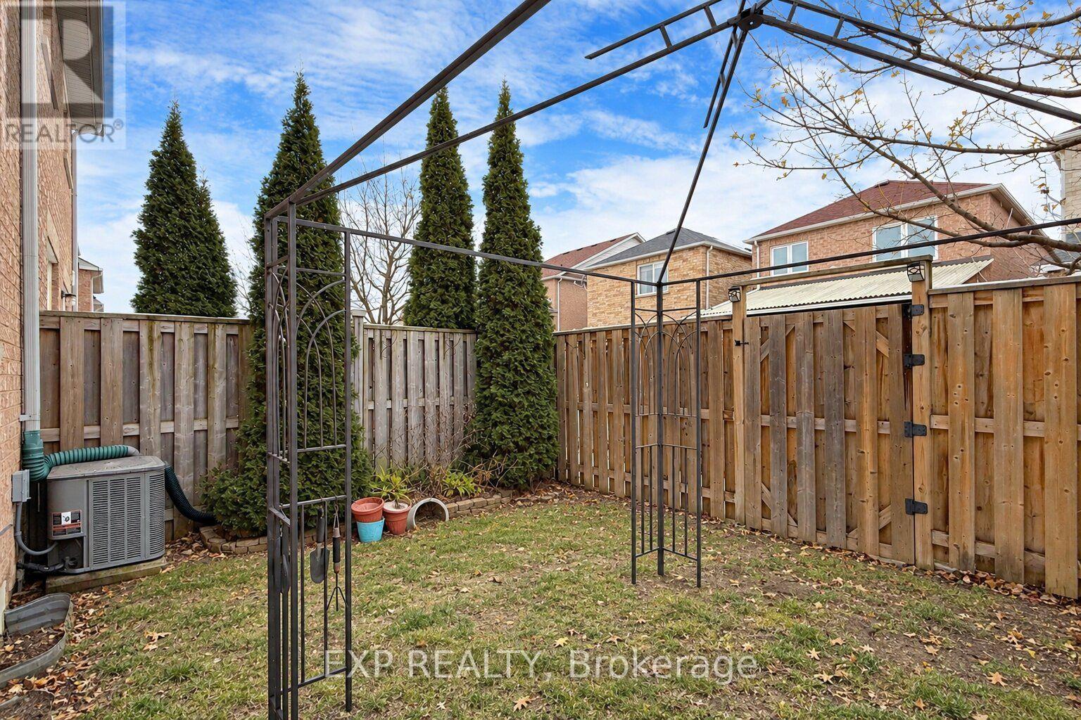 #36 21 EASTVIEW GATE - 27