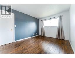 4pc Bathroom - 2906 Doverville Crescent Se, Calgary, AB T2B1T0 Photo 12
