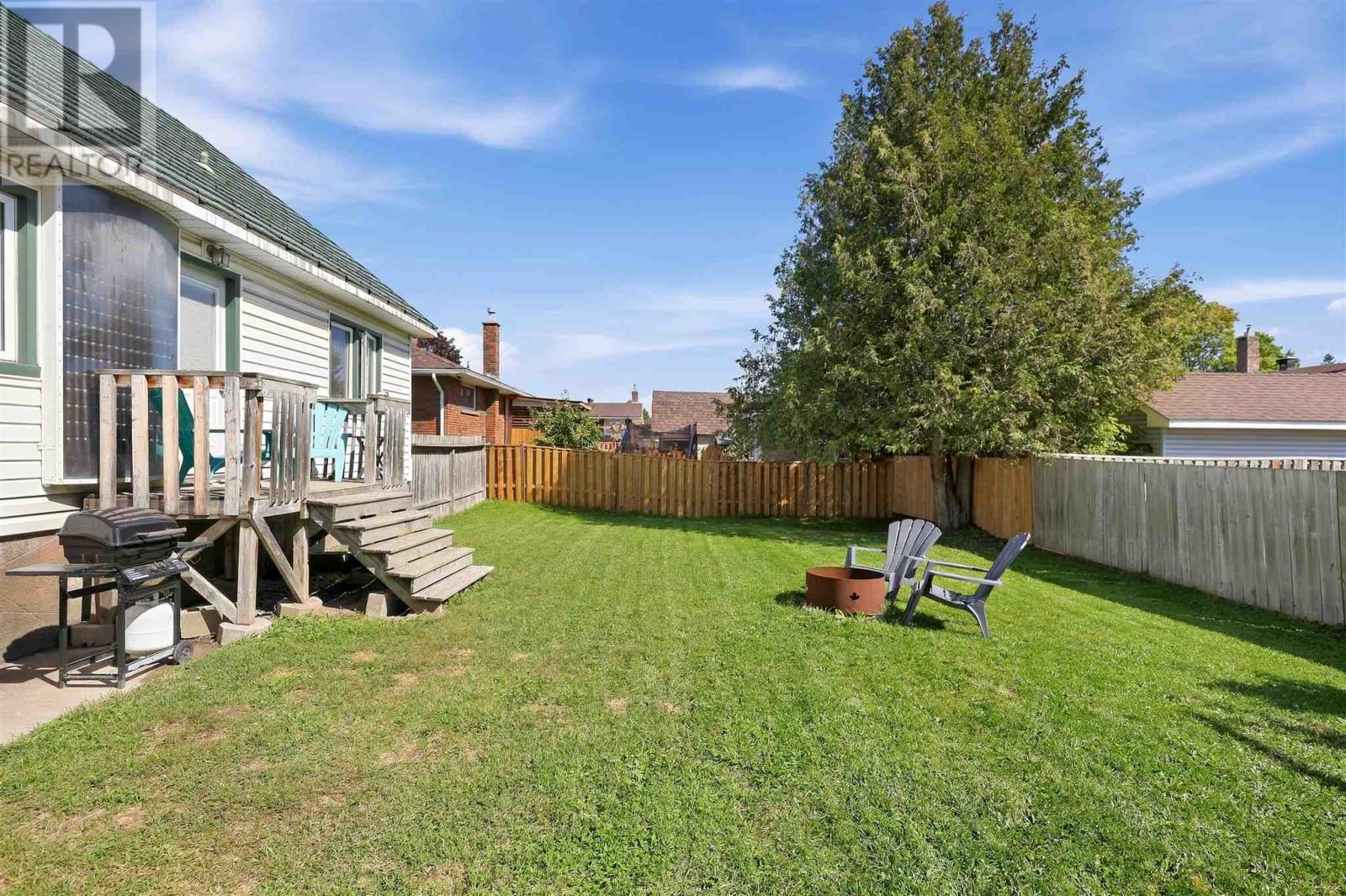 33 Raymond ST - 32