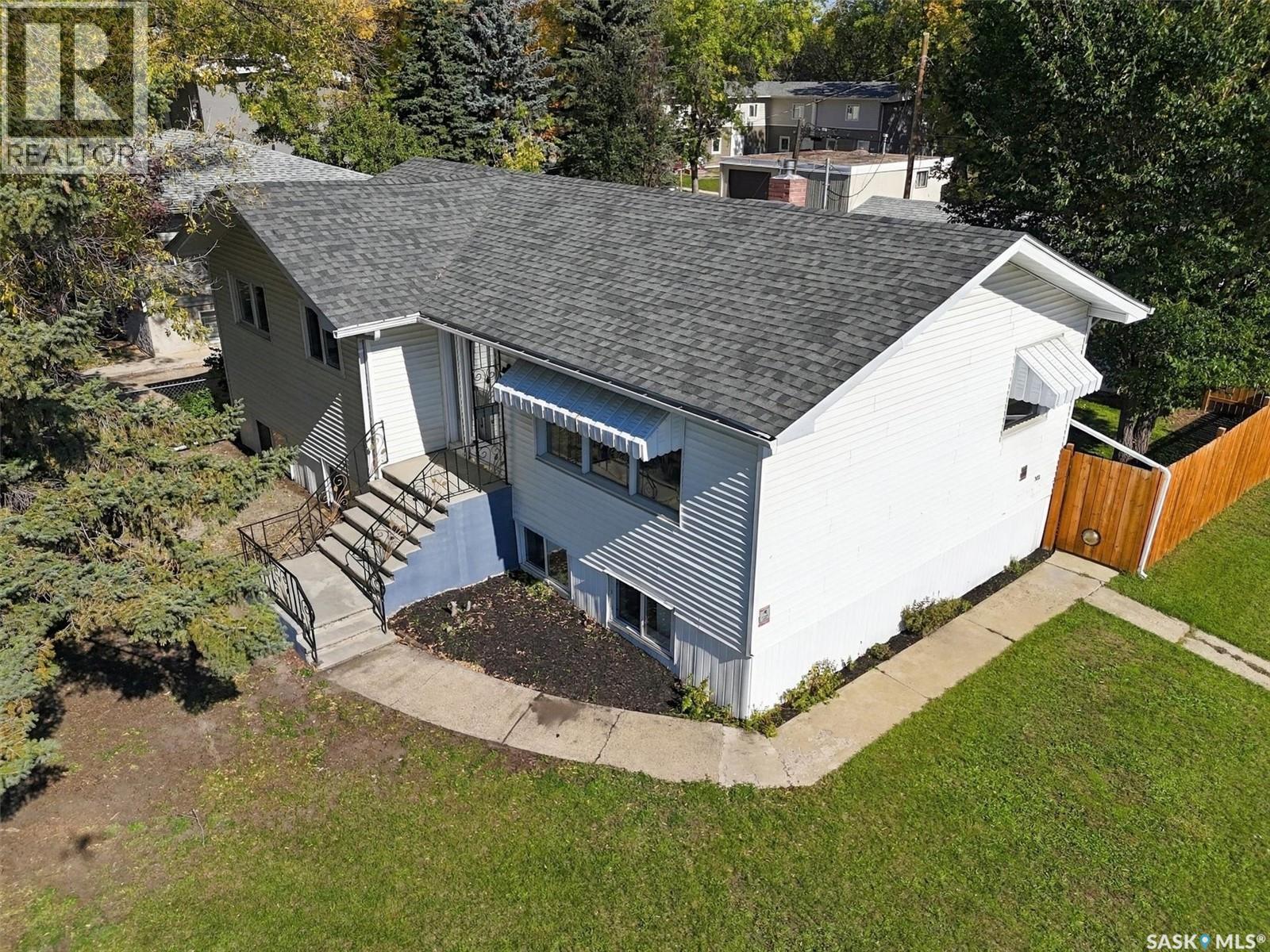 302 McMillan AVENUE, Saskatoon — photo 2