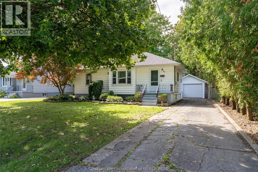 42 Canterbury Street, Chatham, Ontario, N7L3S5, Chatham, Ontario — photo 2 of 5