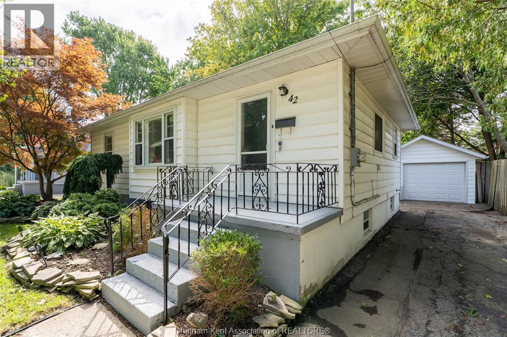 42 Canterbury Street, Chatham, Ontario, N7L3S5, Chatham, Ontario — photo 3 of 5