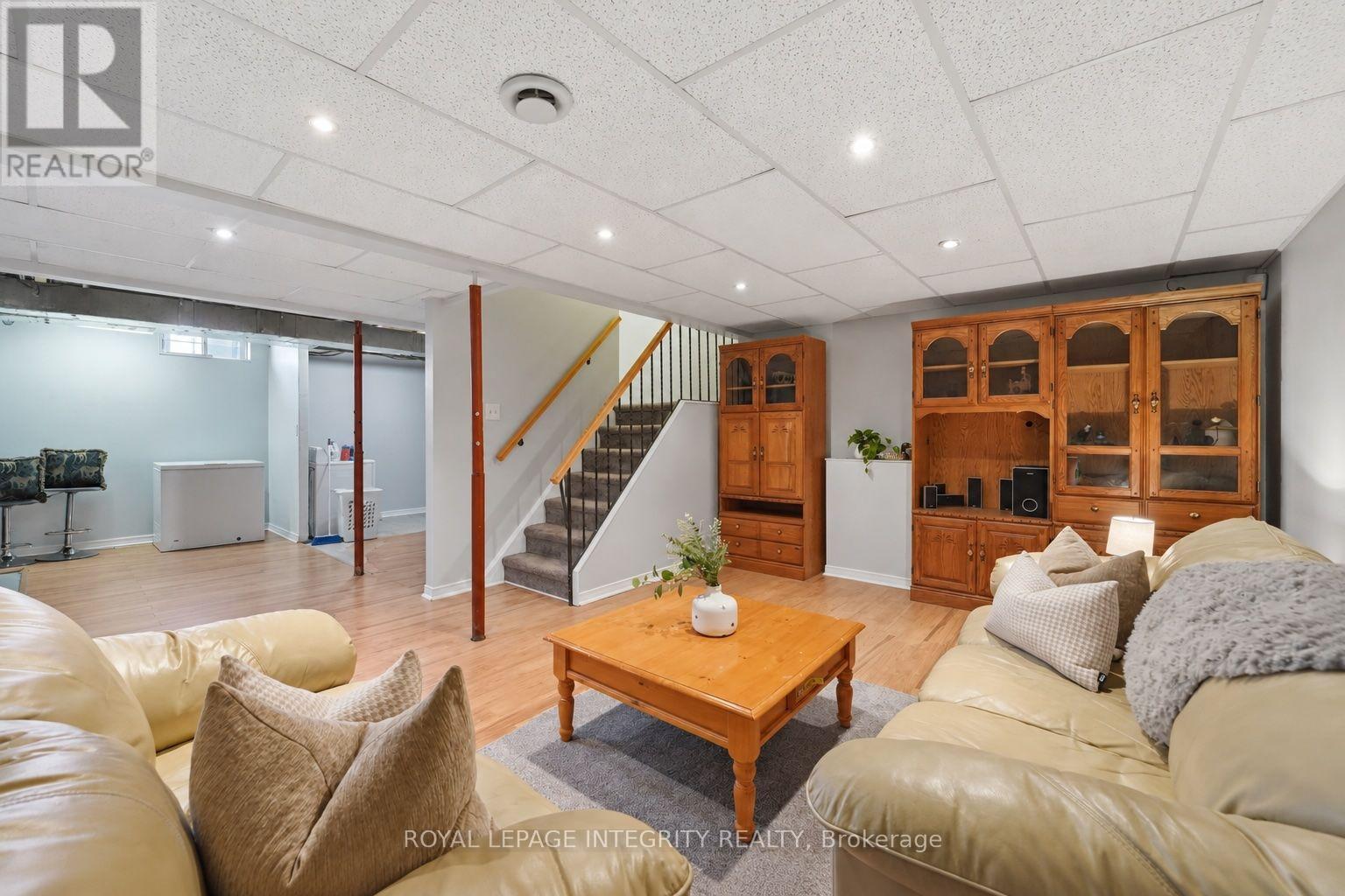 776 VINETTE CRESCENT - 23