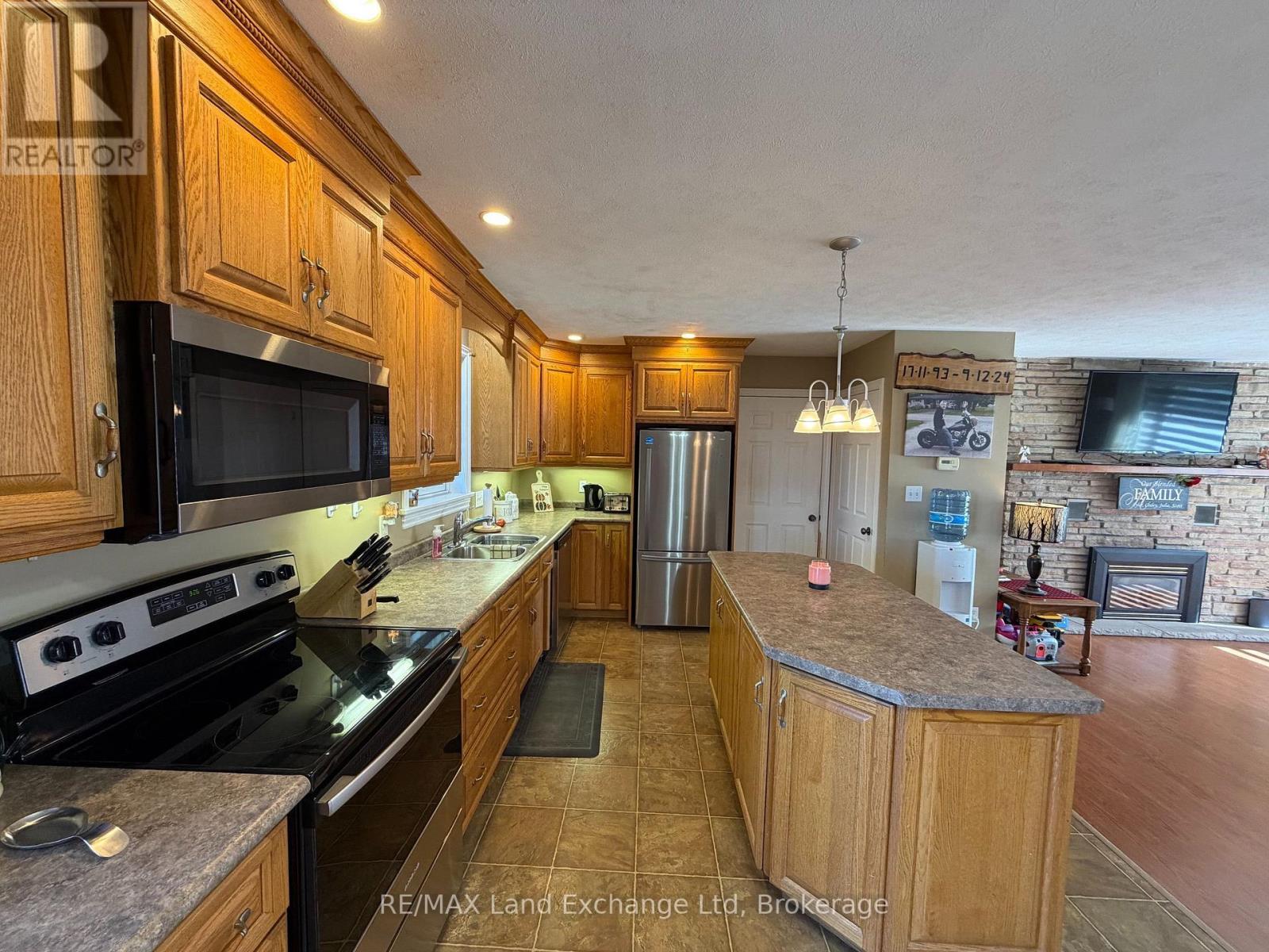 1046 VOGT STREET - 12