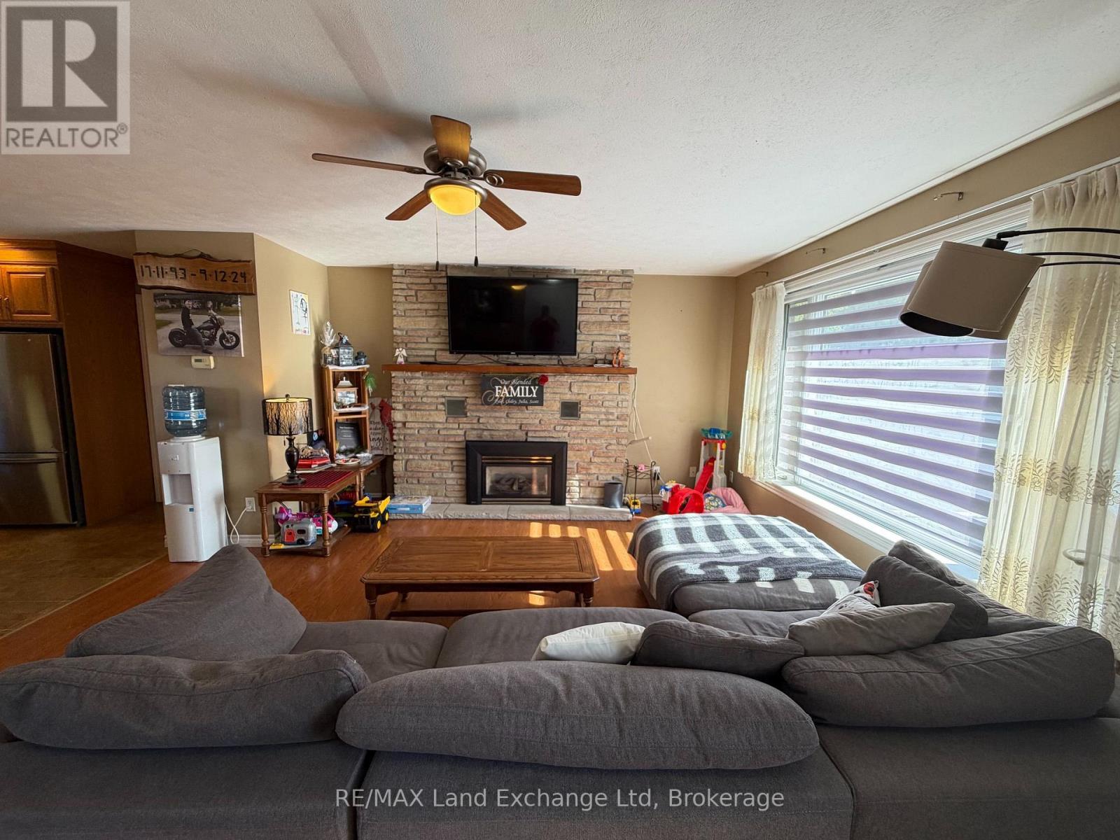 1046 VOGT STREET - 4