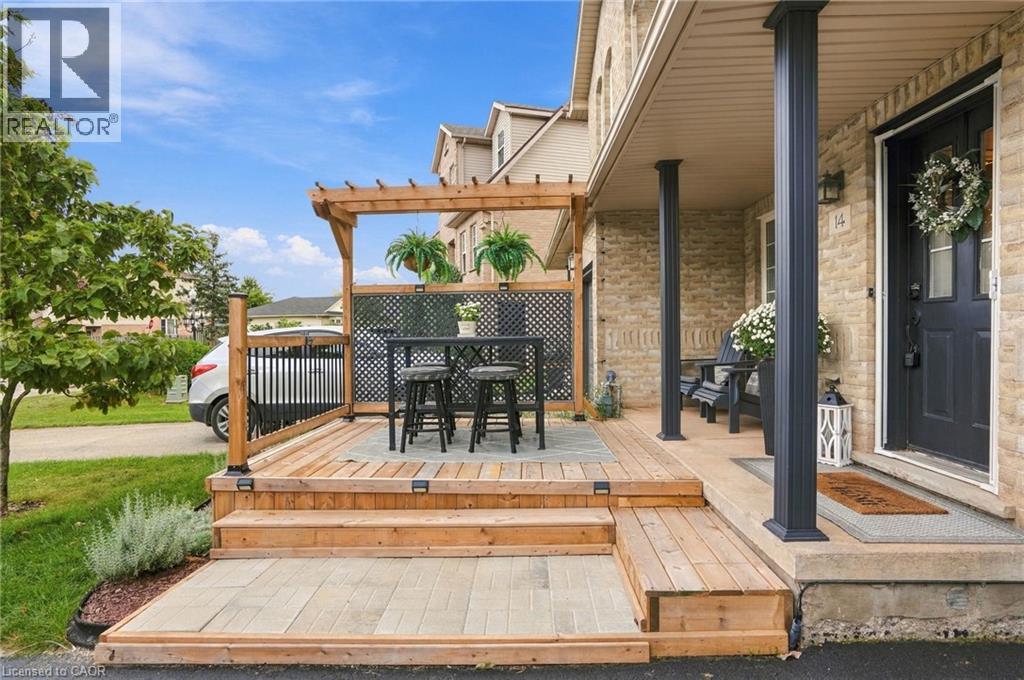14 KENYON Crescent, Grimsby, Ontario, L3M5P4, Grimsby, Ontario — photo 2 of 5