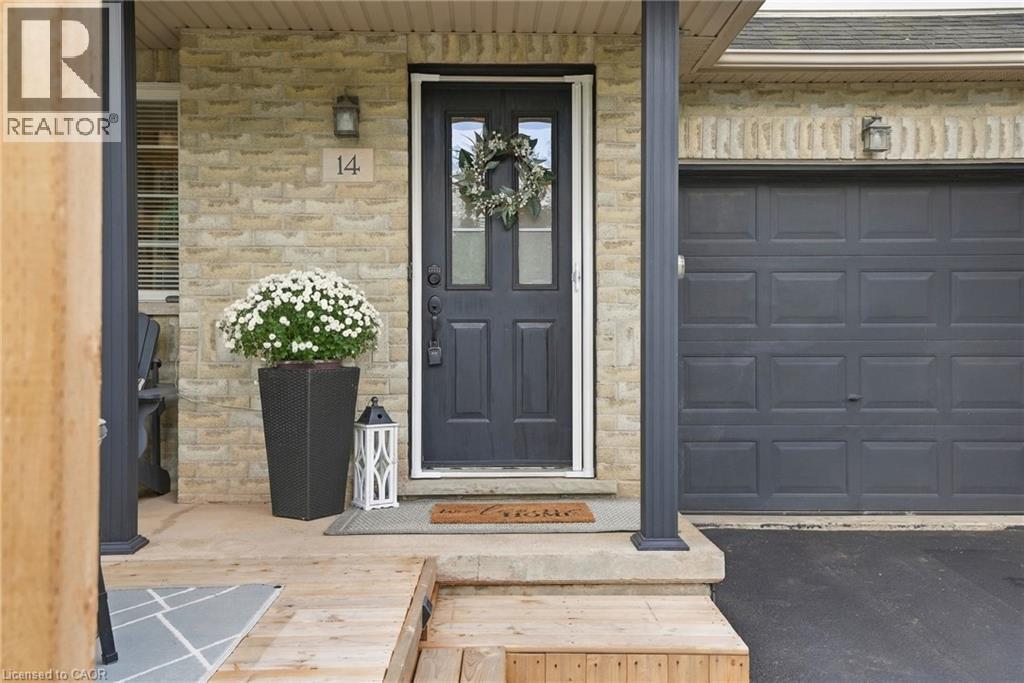 14 KENYON Crescent, Grimsby, Ontario, L3M5P4, Grimsby, Ontario — photo 4 of 5