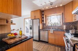 Kitchen - 50 Bernard Bay, Winnipeg, MB R2C3Y1 Photo 10