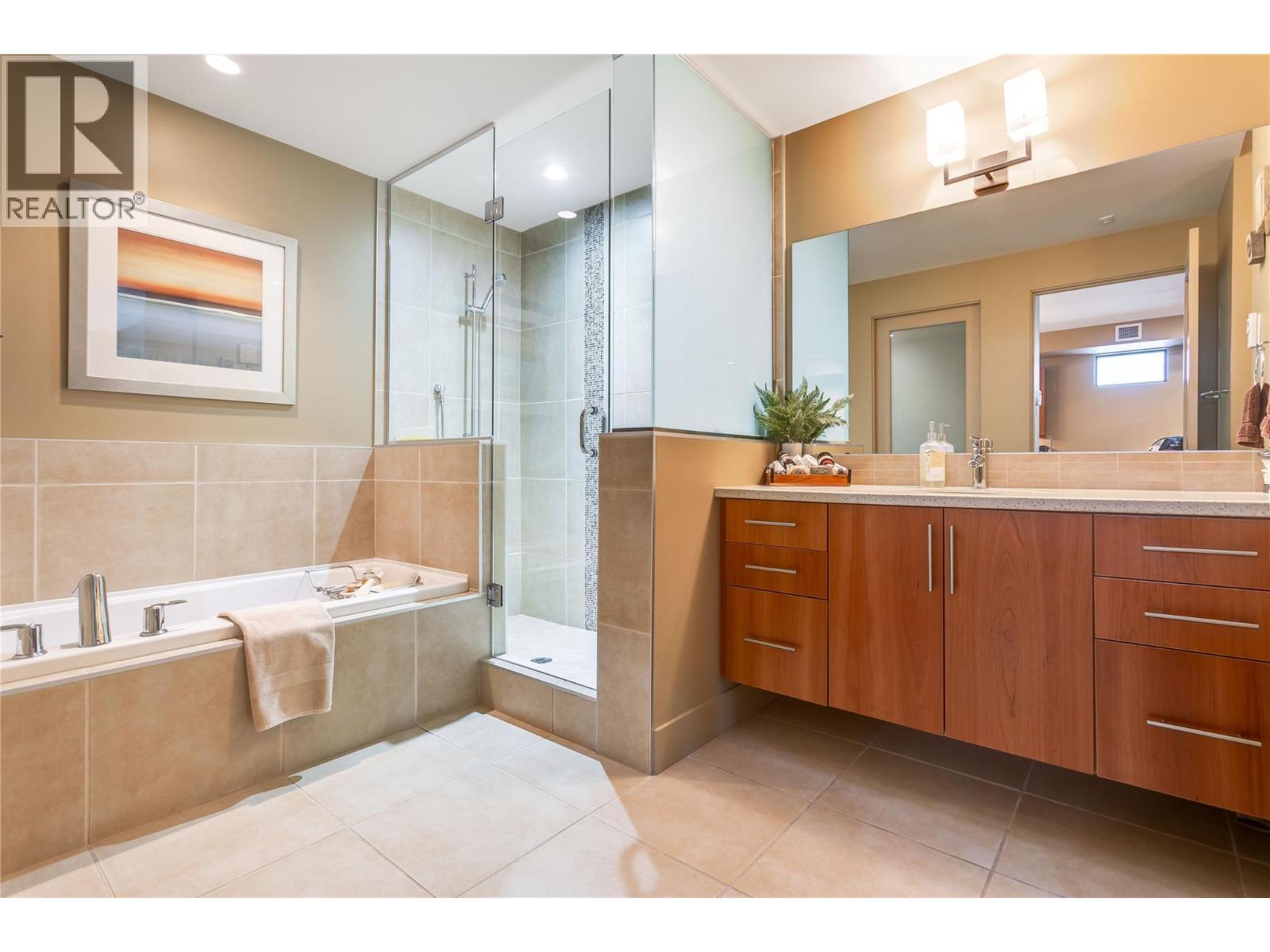 102 446 WEST Avenue, Kelowna