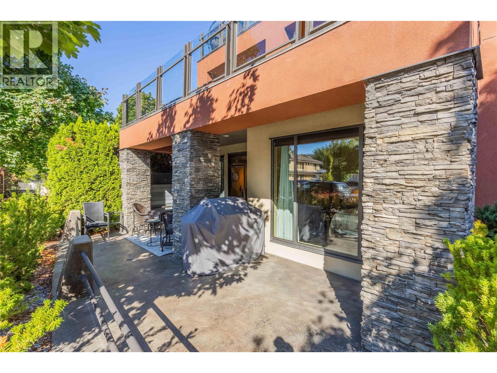 102 446 WEST Avenue, Kelowna