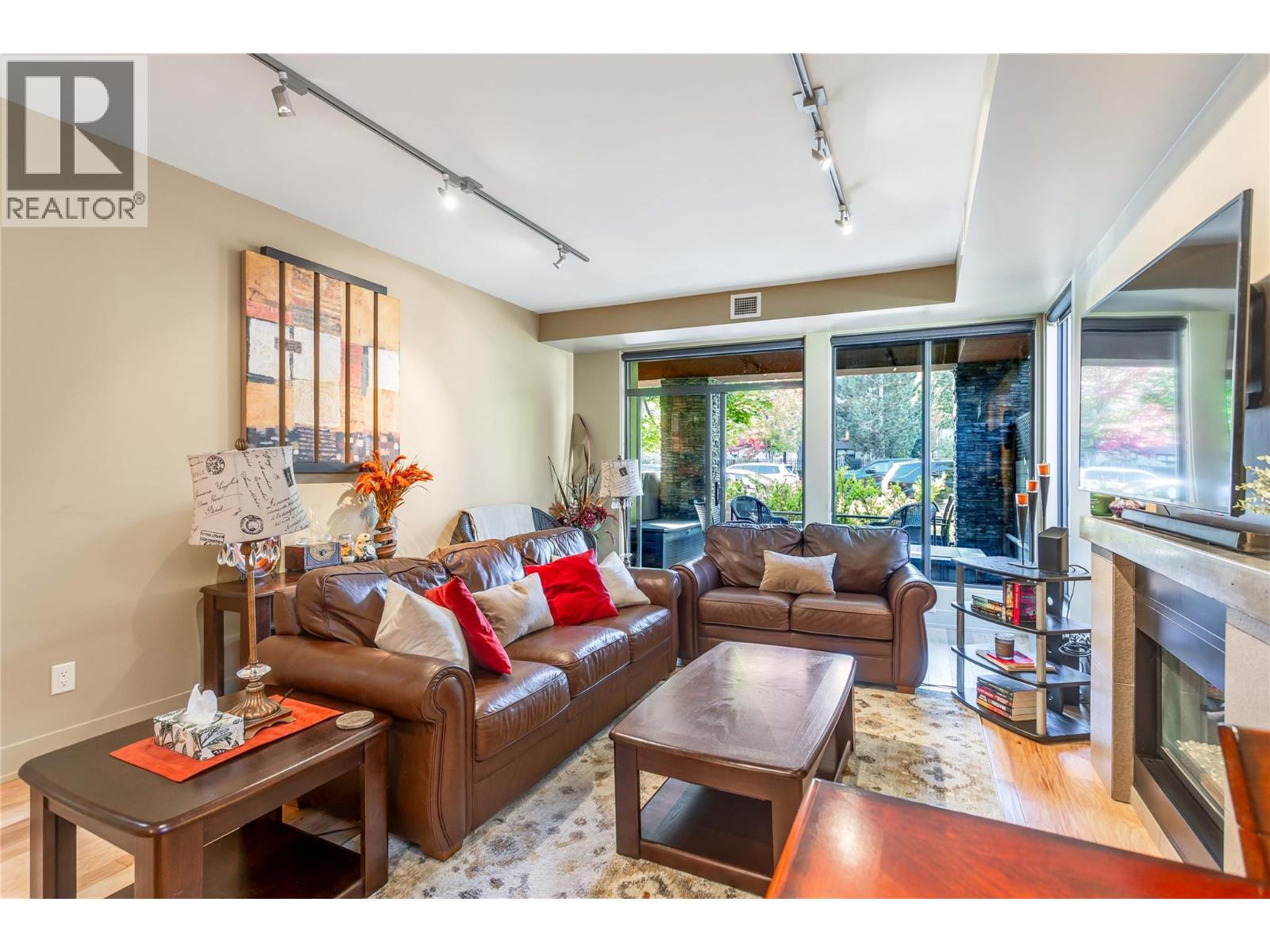 #102 446 WEST Avenue - 11