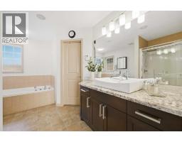 4pc Bathroom - 212 Everglade Circle Sw, Calgary, AB T2Y4N5 Photo 18
