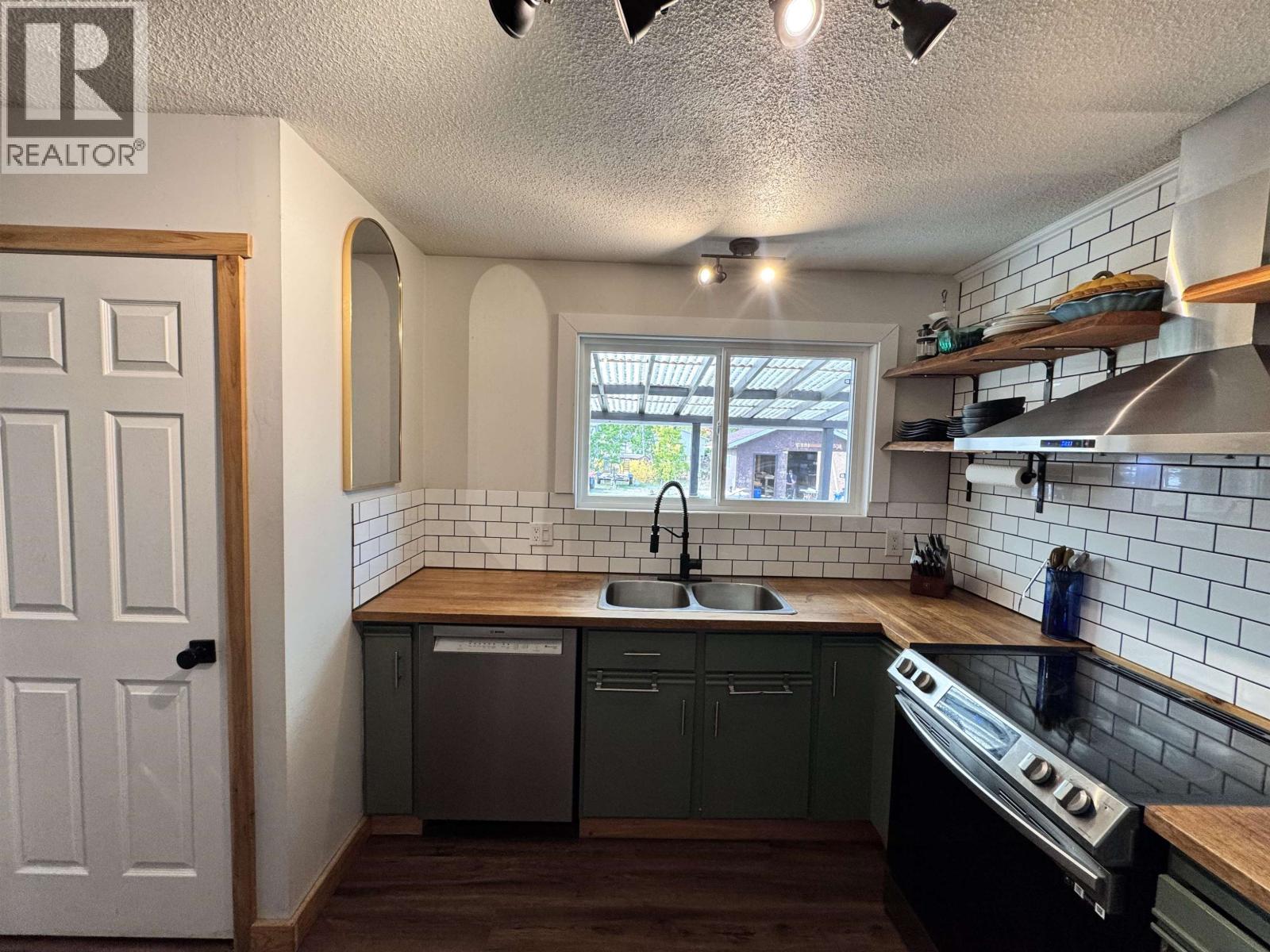6494 GREY CRESCENT - 8