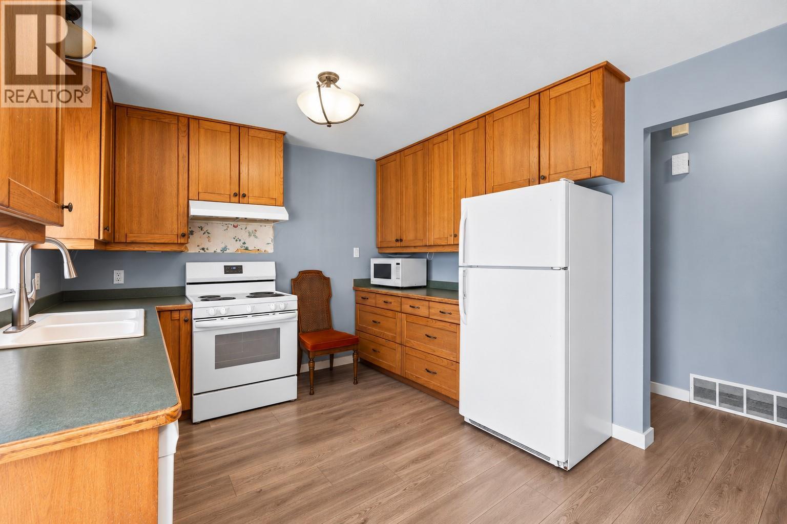 749 ROBSON Drive - 7