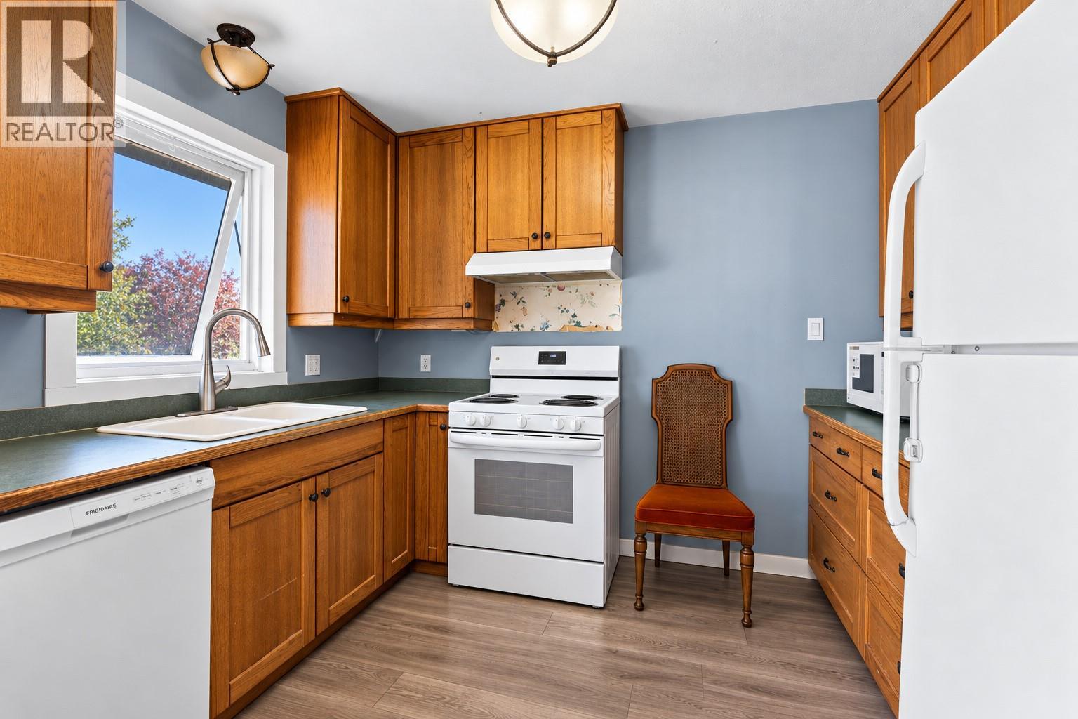 749 ROBSON Drive - 8