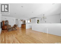 Family room - 124 College Avenue, Regina, SK S4N0W5 Photo 8