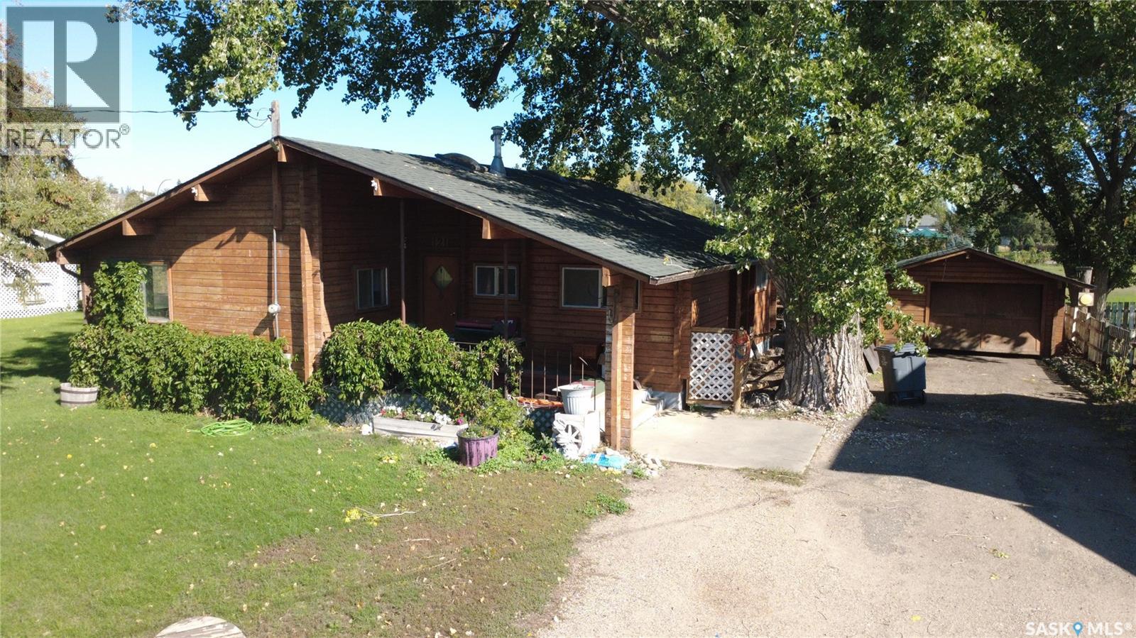 121 10th AVENUE NE, Swift Current — photo 2