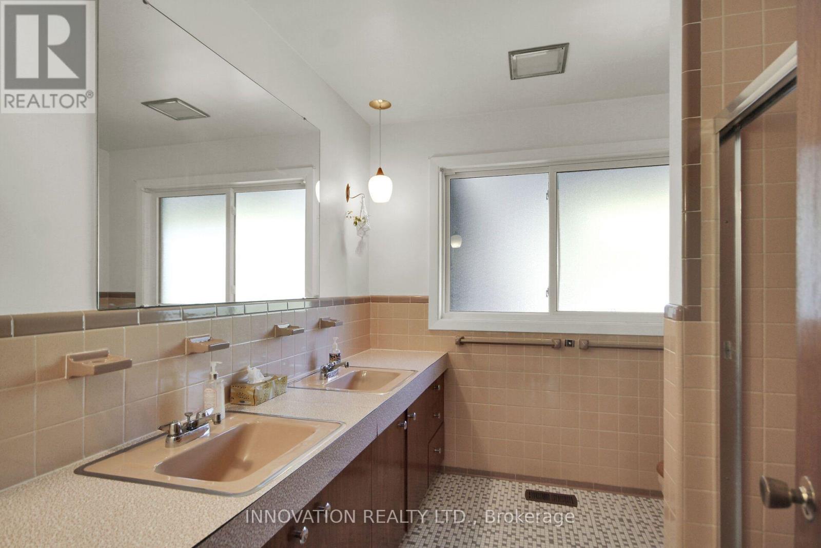 1136 CASTLE HILL CRESCENT - Image 32