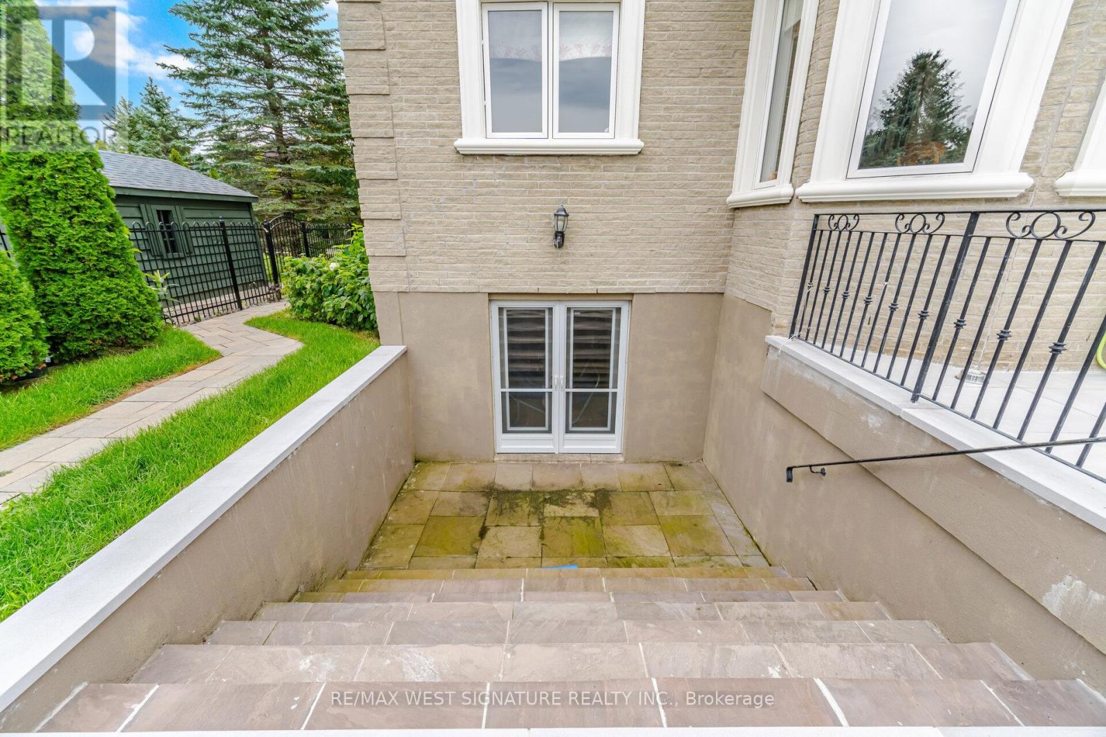 22 DI NARDO COURT - 34