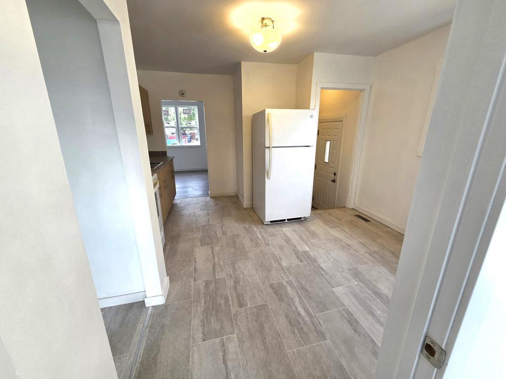 524 Windsor Avenue, Winnipeg, Manitoba, R2L1B3, Winnipeg, Manitoba — photo 3 of 5