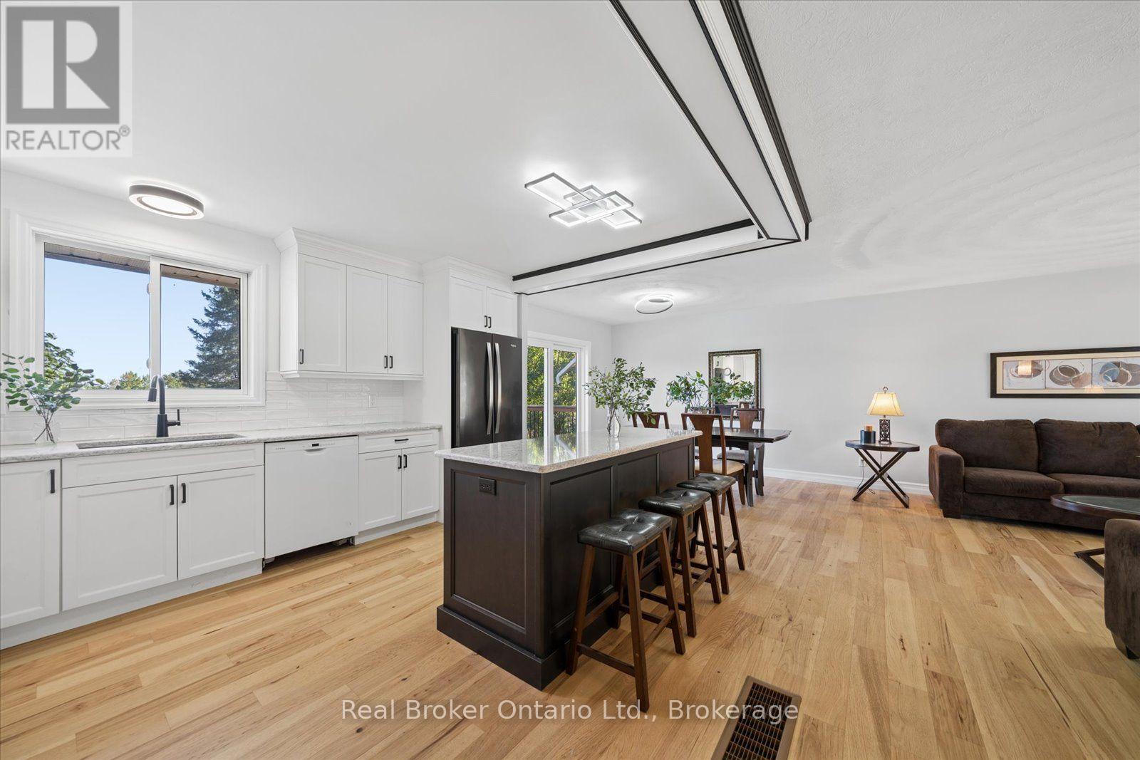 210 PATRICIA CRESCENT - 14