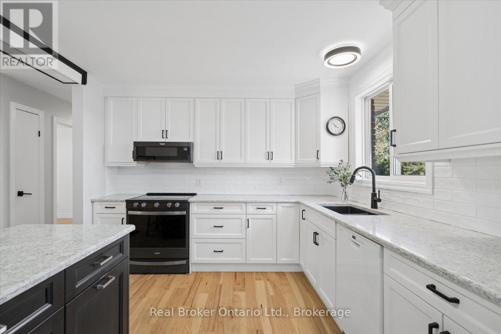 210 PATRICIA CRESCENT - 16