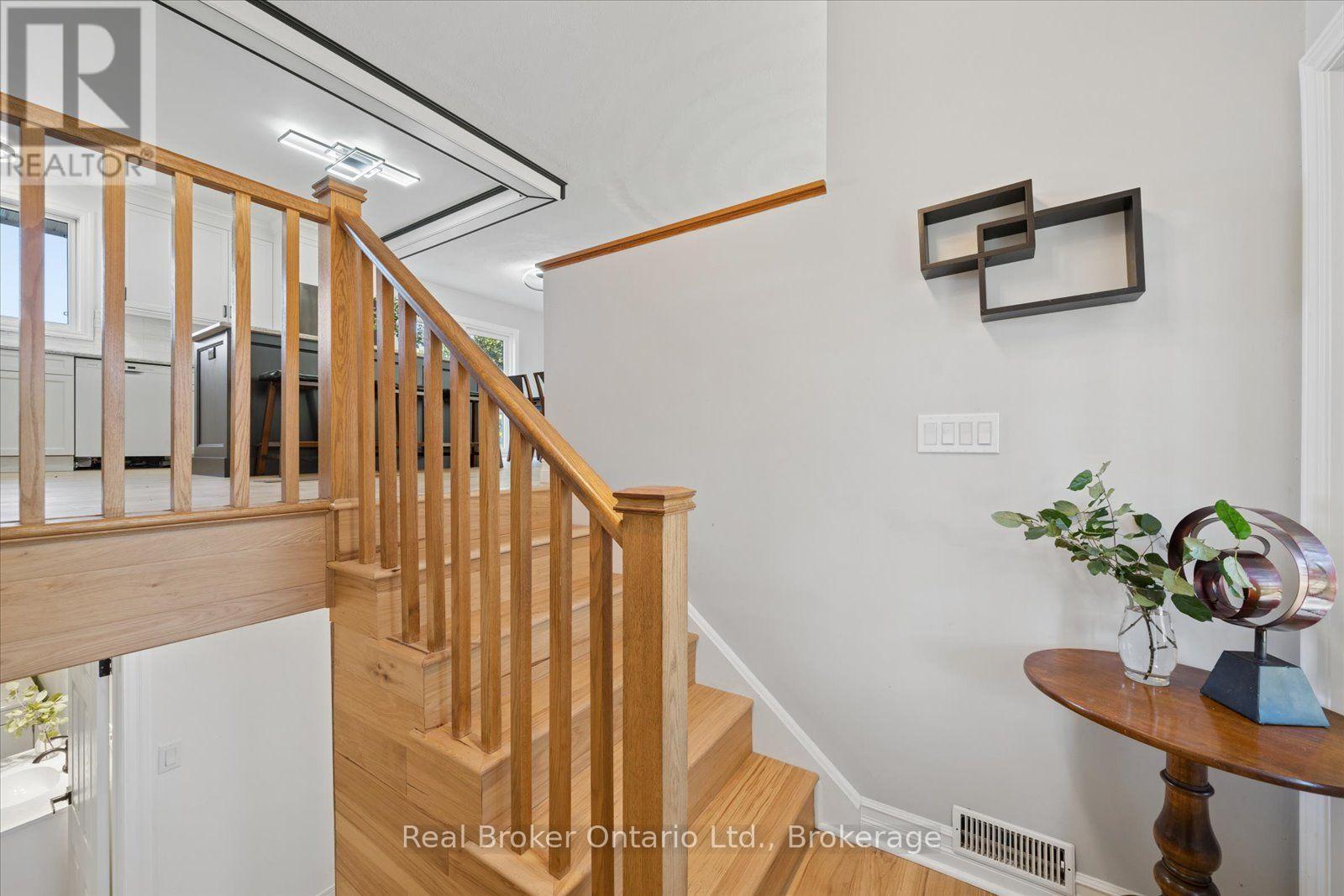 210 PATRICIA CRESCENT - 25