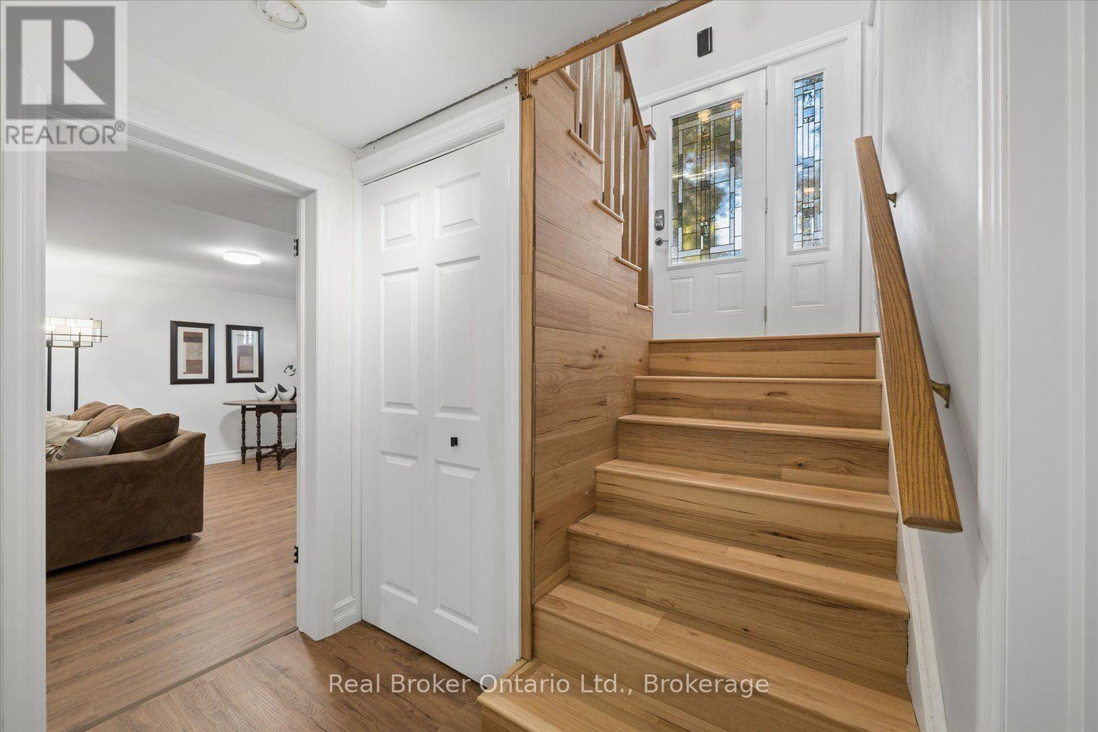 210 PATRICIA CRESCENT - 26