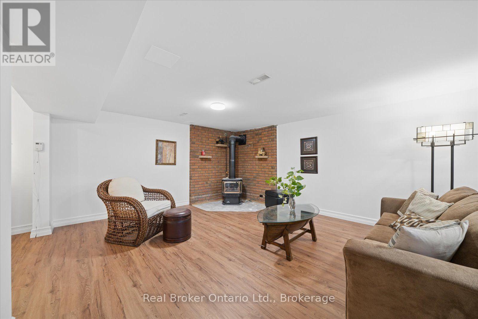 210 PATRICIA CRESCENT - 28