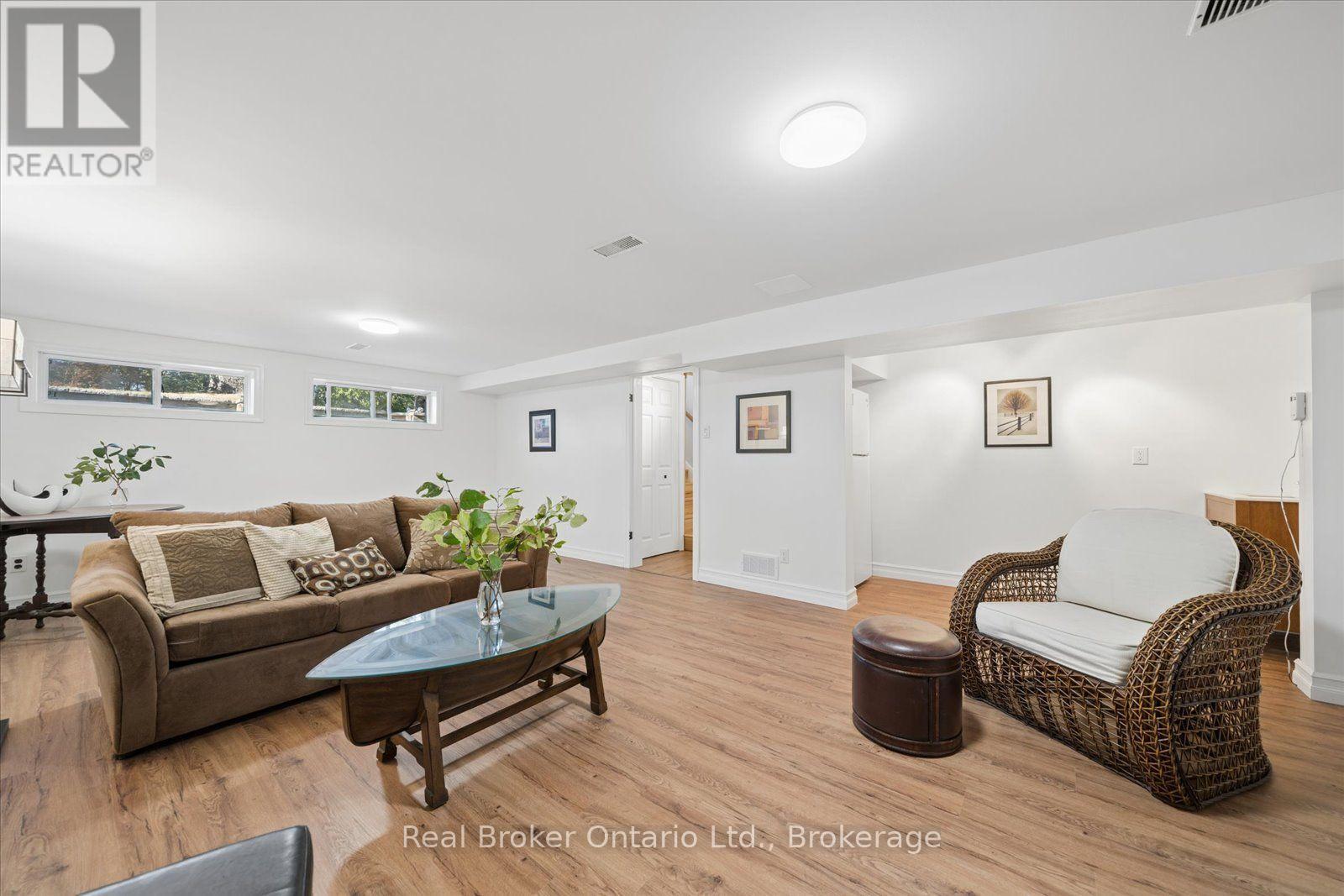 210 PATRICIA CRESCENT - 29