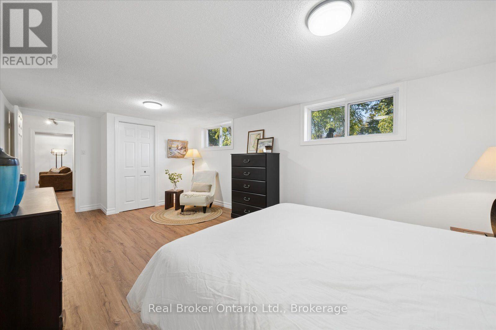 210 PATRICIA CRESCENT - 31