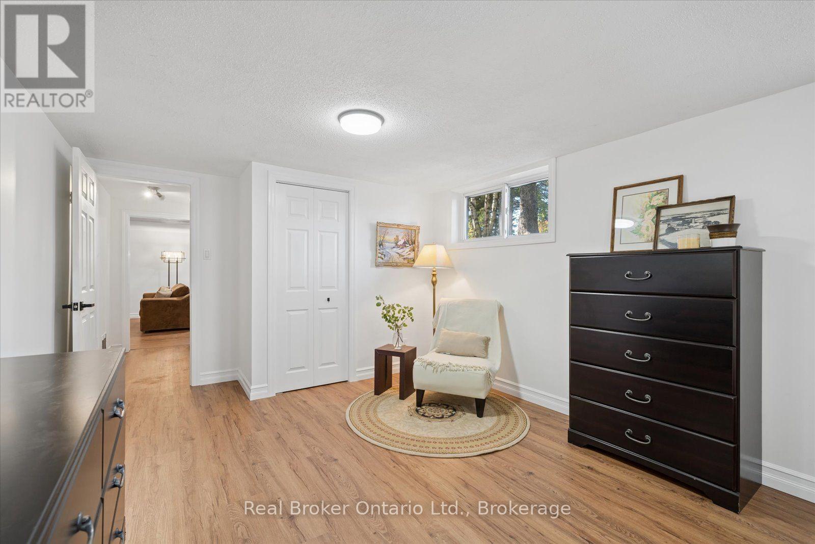 210 PATRICIA CRESCENT - 32