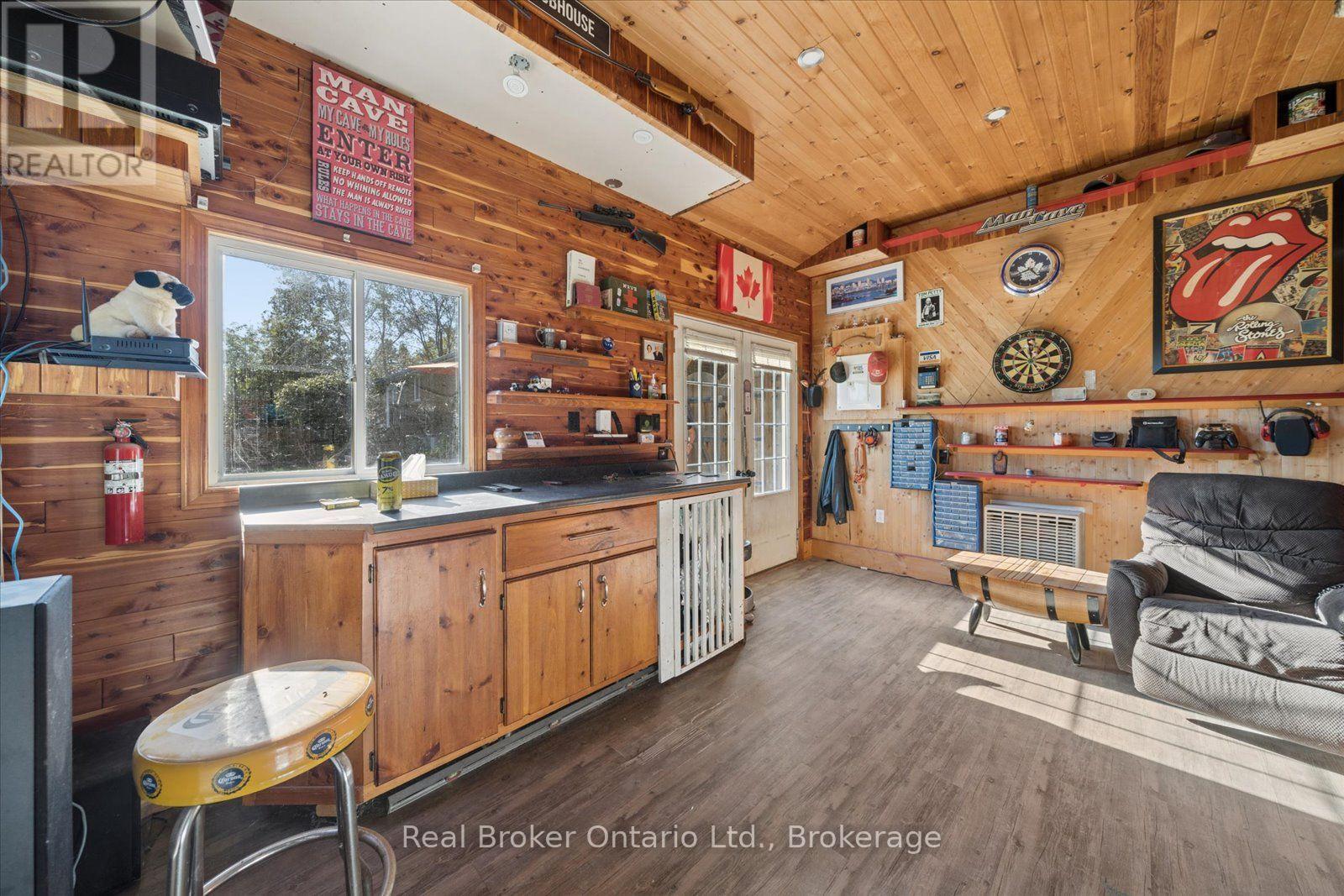 210 PATRICIA CRESCENT - 39