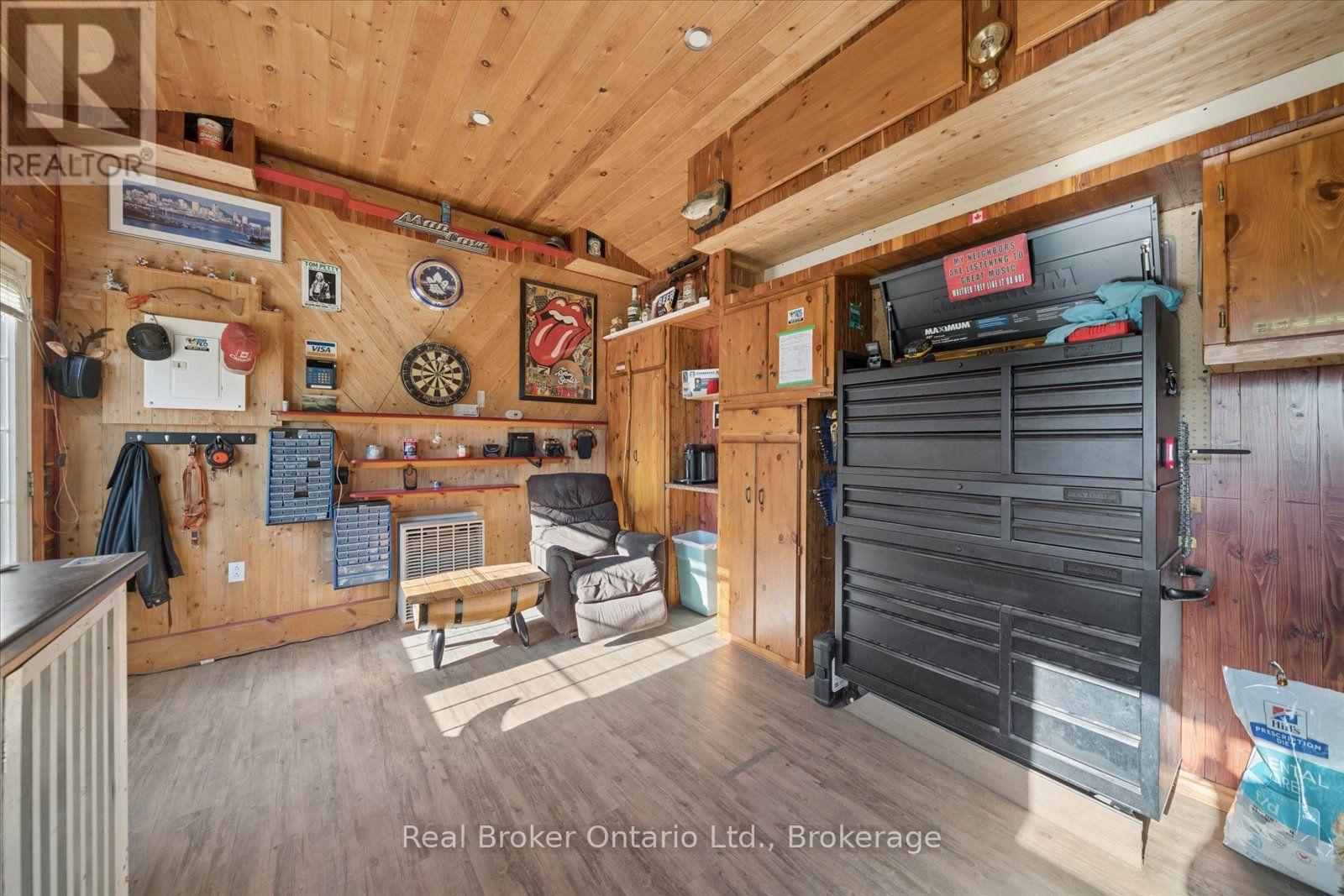 210 PATRICIA CRESCENT - 40
