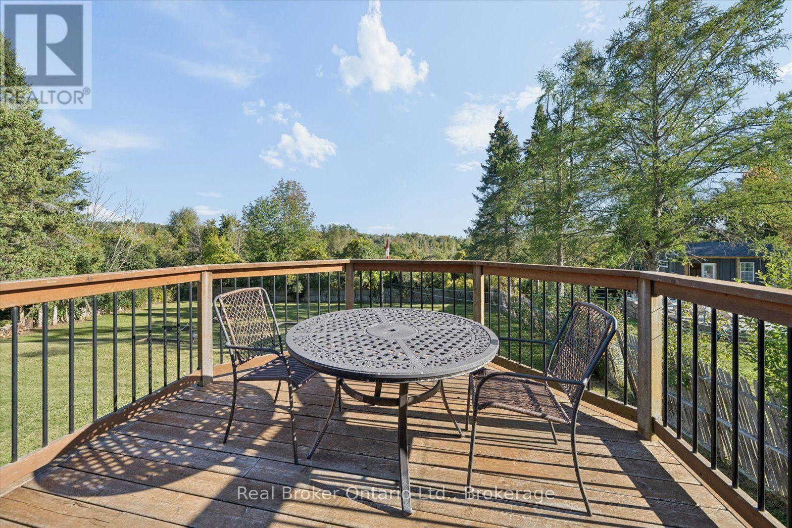 210 PATRICIA CRESCENT - 44