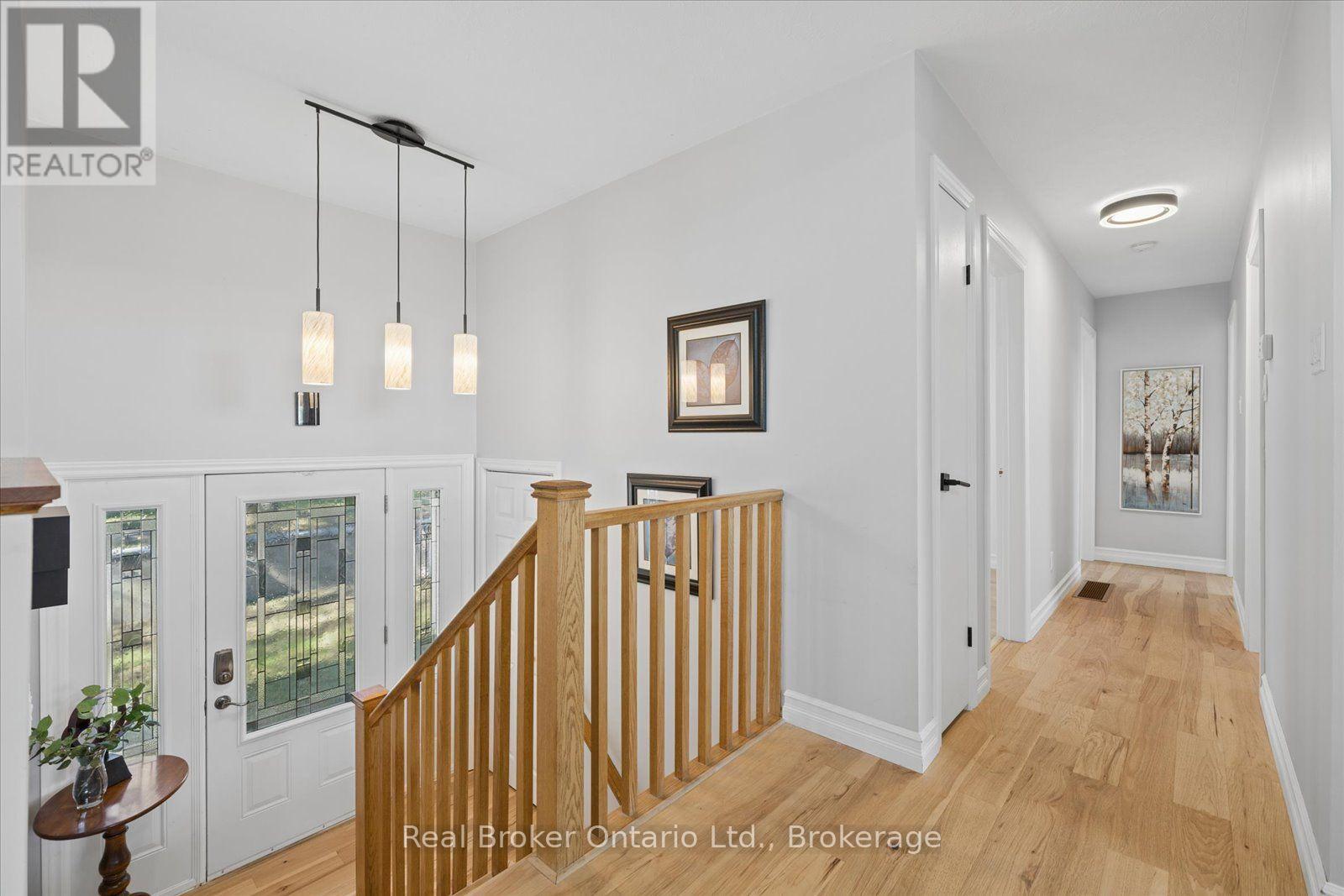 210 PATRICIA CRESCENT - 7