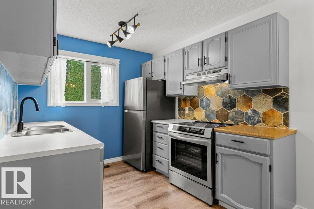 11343 22 AV NW photo 11