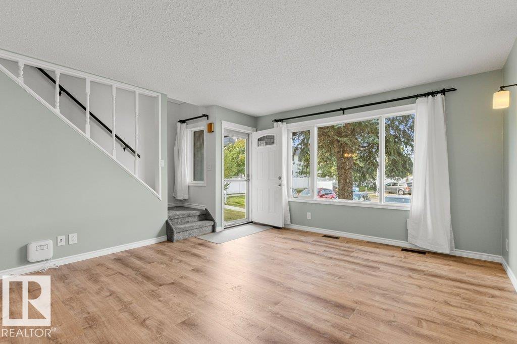 11343 22 AV NW photo 2