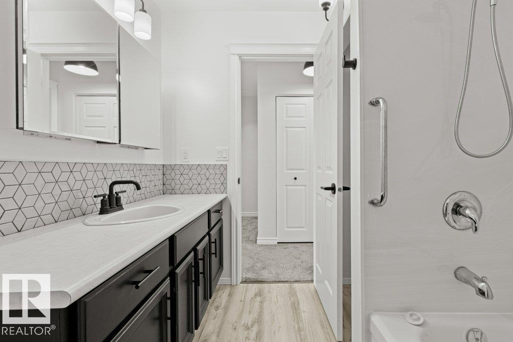 11343 22 AV NW photo 26