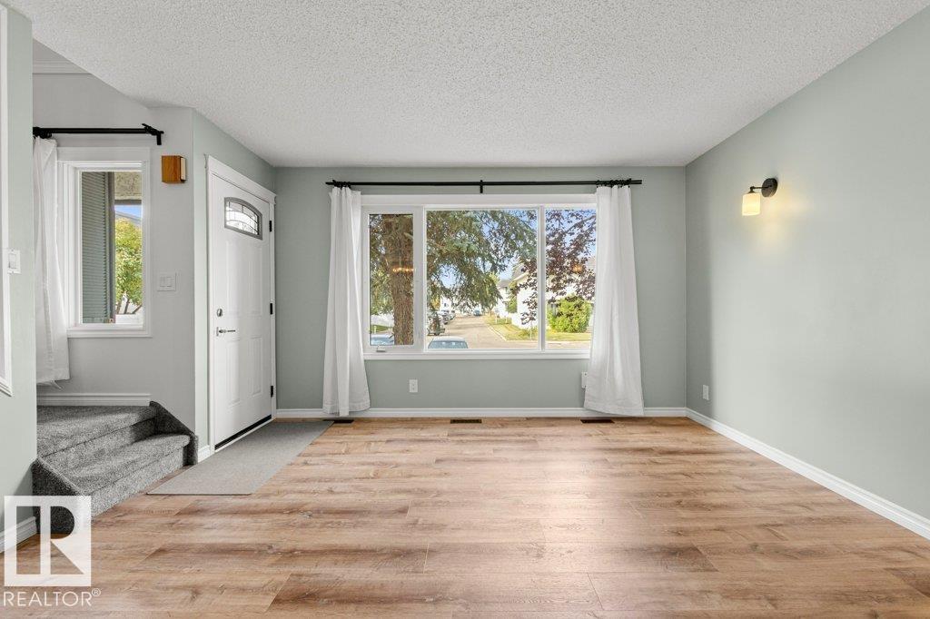 11343 22 AV NW photo 4