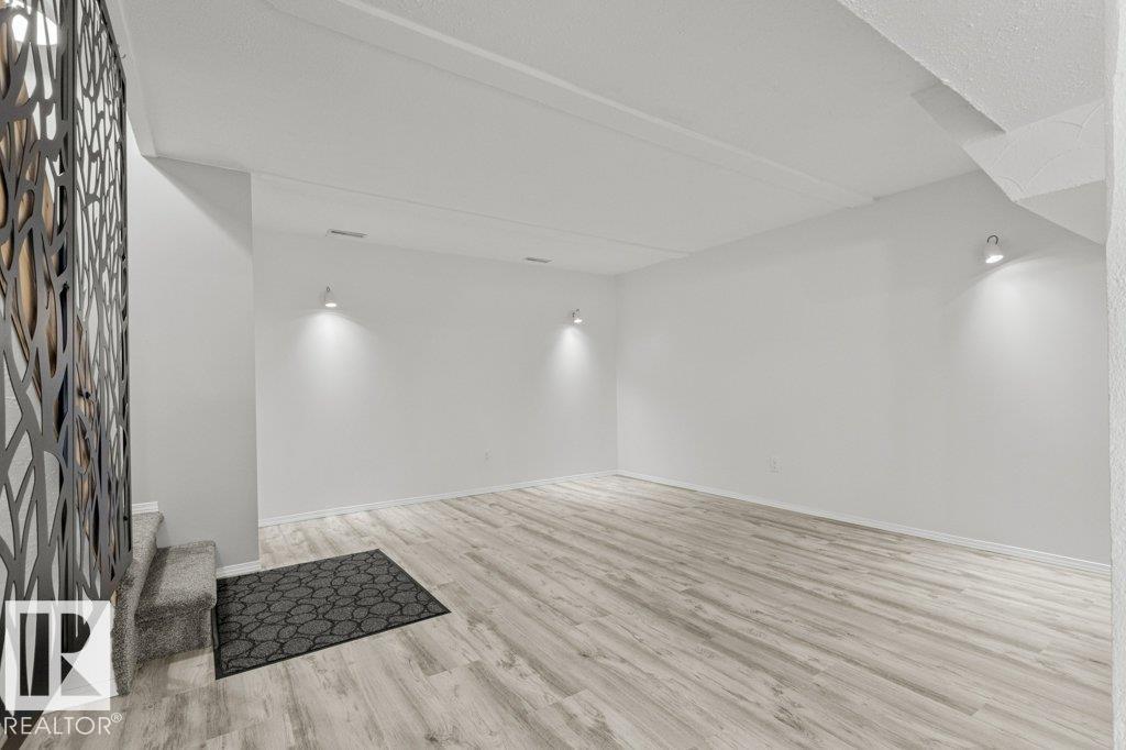 11343 22 AV NW photo 33
