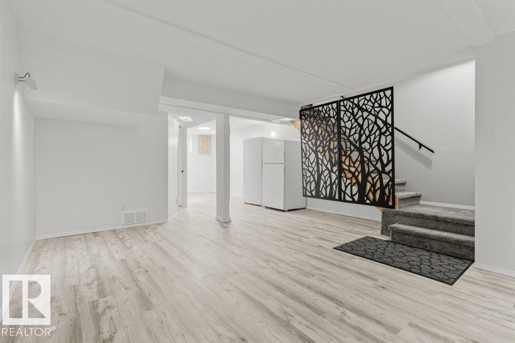 11343 22 AV NW photo 34
