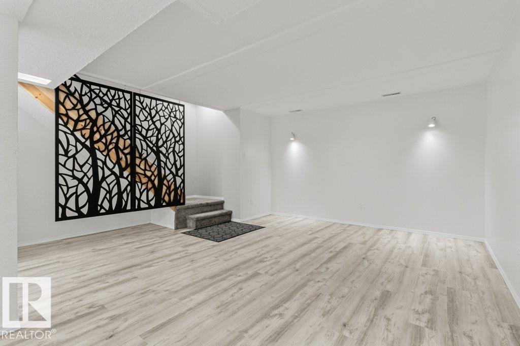 11343 22 AV NW photo 35