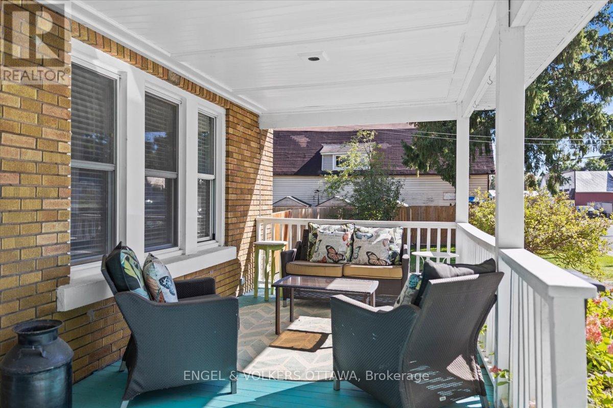 Gorgeous front porch, loads of space
